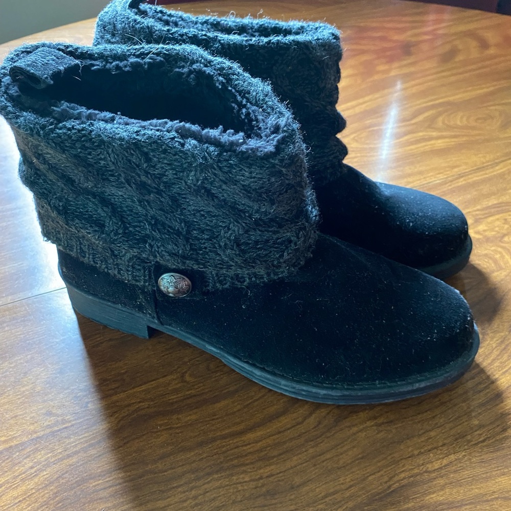 Womens black boots!